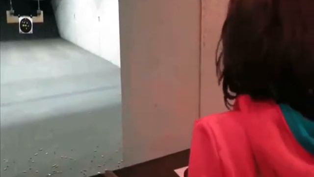 Savannah Shoots the 357 Magnum смотреть онлайн