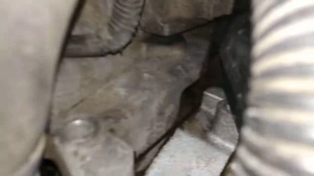 Расположение номера двигателя Kia Carnival 2005г 2.5 бензин 150л.с смотреть онлайн