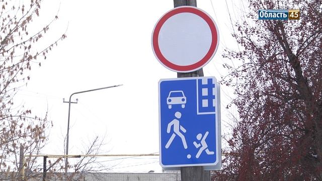 В Кургане дети ходят в школу по скользкому мосту и железной дороге смотреть онлайн