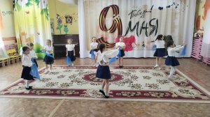 Танец "Синий платочек" в исполнении воспитанников старшей группы "Гномики"