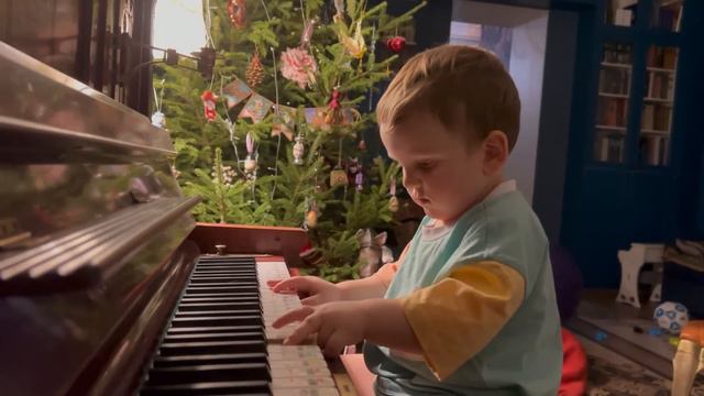 Gavriil Is Rehersing Christmas Music - Гавриил готовит новогодний репертуар