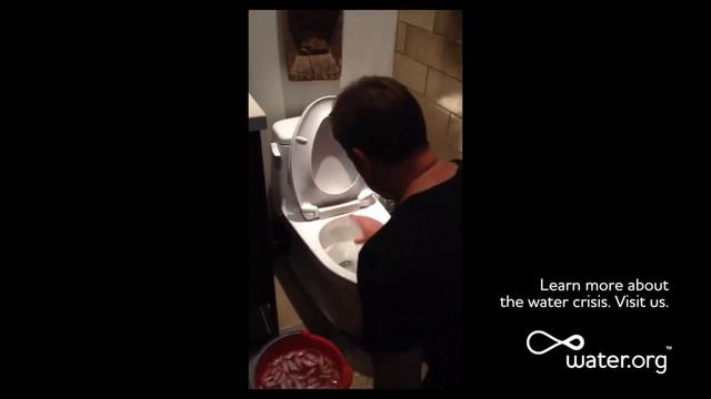 Matt Damon does ALS Ice Bucket Challenge to help raise awareness for water.org смотреть онлайн