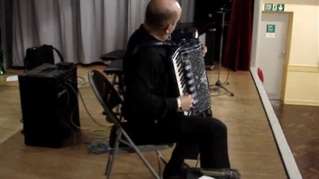 Accordionist Gary Blair plays "American Express" смотреть онлайн