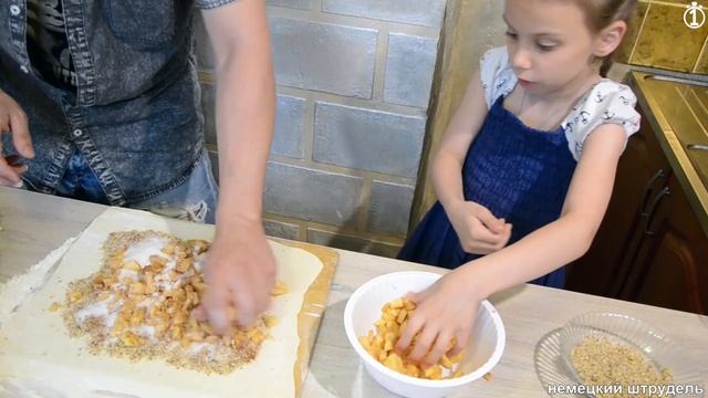 Штрудель с яблоками, орехами и корицей / КЛАССИЧЕСКИЙ и ПОСТНЫЙ рецепт / папа с дочкой готовят смотреть онлайн