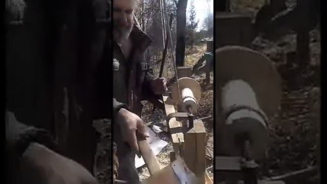 Деревянные тарелки на древнем станке