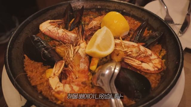 뉴욕 직장인의 유럽 여행🇪🇸ep.2 바르셀로나에서 크리스마스 느낌 물씬 마드리드로, 빠에야🥘 상그리아🍷맛집탐방, 푸아그라 스테이크, 마드리드 왕궁, 보케리아 마켓, 유럽 먹방투어 смотреть онлайн