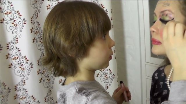 Сын накрасил маму | Креативный макияж смотреть онлайн