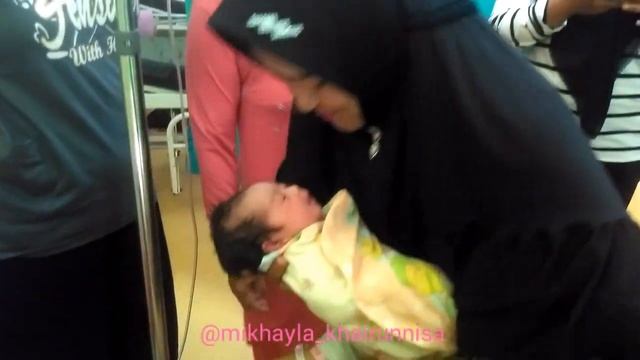 Bayi Baru Lahir Minum ASI смотреть онлайн