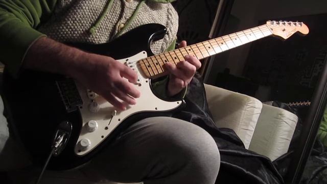 Fender mexico 2001 vs (против) Squier Fender Standard Indonesia bluck & hrome, combo Peavey Envoy смотреть онлайн