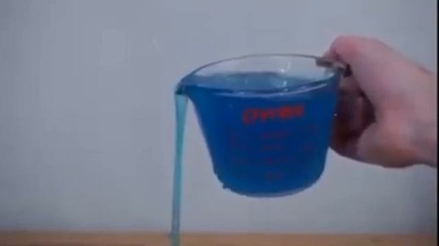 Полиэтиленгликоль - это жидкость, которая льётся сама по себе.