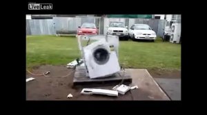 Прикол! Стиральная машина превратилась в кучу хлама