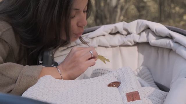 Собираемся на осеннюю прогулку с loom. Вязаный конверт для новорожденного Universal смотреть онлайн