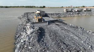 Работает бульдозер