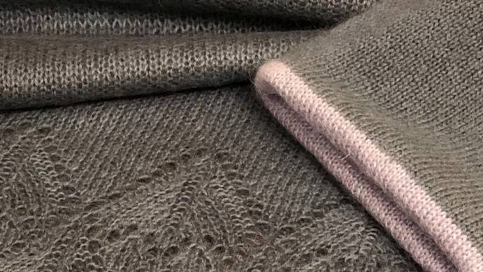 МК для начинающих _Двухсторонняя шапка и палантин спицами_ Часть 2 смотреть онлайн