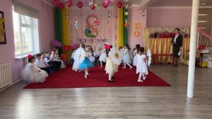 Танец “Ромашки”, детский сад 8 марта