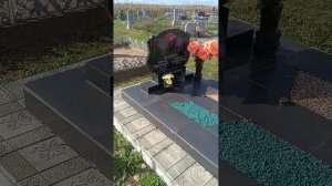 некачественно сделали памятник сильно шатается от ветра