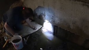 Гидропломба устраняет течь в подвале гаража.