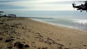 Вертолеты Ми-24 над пляжем