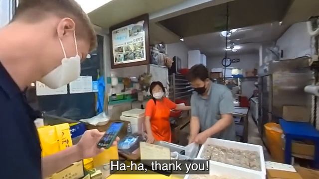 Polyglot Jokes in Fluent Korean and Chinese, Gets Presents and Smiles, Sings with a Dog смотреть онлайн
