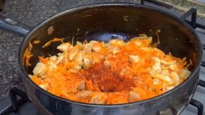 Красная чечевица с курицей на сковороде. Арабское блюдо.