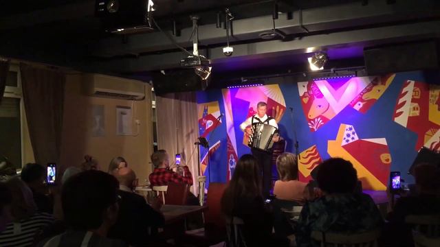 Андрей Кир в Шагале на баяне-- Прекрасное далеко))) смотреть онлайн