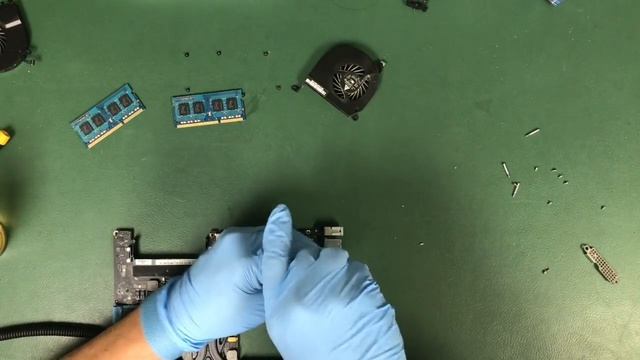 Early 2011 MacBook Pro logic board swap in under 30 minutes! смотреть онлайн