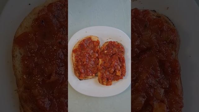 Брускета с маринарой и базиликом. Быстрый завтрак. Итальянский бутербродик с жареными томатами. смотреть онлайн
