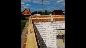 Мауэрлат на кирпичной стене.Mauerlat on a brick wall