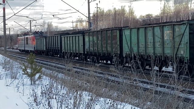 Самолёт и поезд. ИЛ76 заходит на посадку в аэропорту Кольцово, ВЛ10к-481 с грузовым поездом