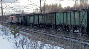 Самолёт и поезд. ИЛ76 заходит на посадку в аэропорту Кольцово, ВЛ10к-481 с грузовым поездом