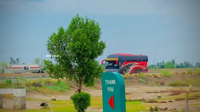 High Speed Bus Overtaking in Pakistan||Hino Bus||Yutong Bus||Raja Buses||Sargodha Road смотреть онлайн