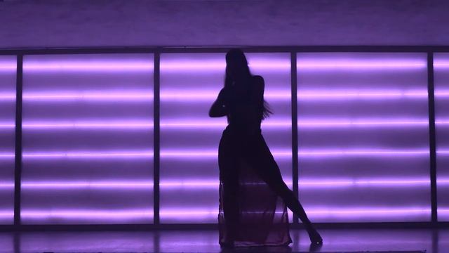 ФУТАЖ танец девушки на неоновом фоне / Footage Dancer - FOOTAGEPRO/FOOTAGE.SU