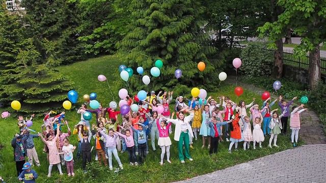 "Все мы просто дети" Антонова Софья и младший хор "Тоника" смотреть онлайн