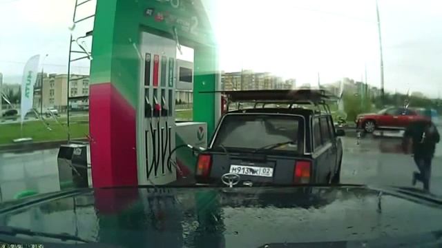 Весёлый танцующий заправщик смотреть онлайн