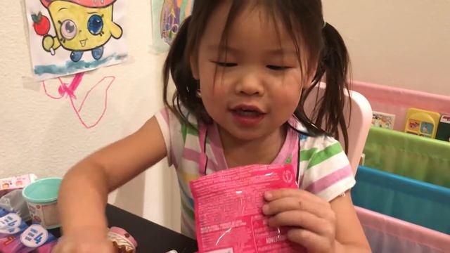 The fun of openning 12 Trolls blind bags and 2 Num Noms смотреть онлайн