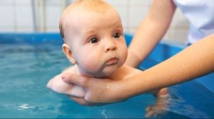 ПЛАВАНИЕ НОВОРОЖДЕННЫХ ДЕТЕЙ В ВАННЕ | Как и когда начинать занятия с новорожденными дома в ванне