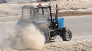 Трактор ездил поднимал пыль, потом потерялся из виду.