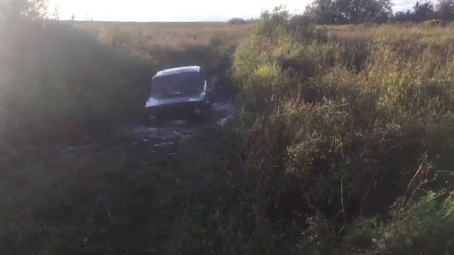 Niva 2121 на бездорожье,Нива через брод,Нива по грязи.Русский внедорожник. смотреть онлайн