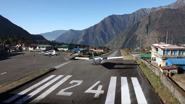 Lukla Airport (Взлет самолета в аэропорту Лукла) смотреть онлайн