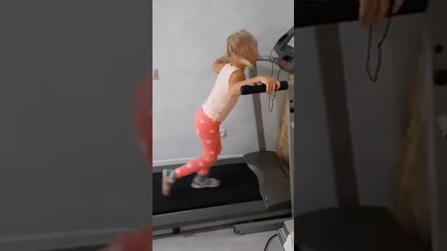 Моя внучка 5 лет на беговой дорожке смотреть онлайн