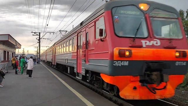 Электропоезд ЭД4М-0114 прибывает к о.п. Совхоз Бердский смотреть онлайн