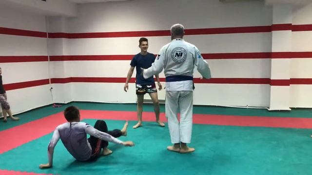 Защита от ударов группы полицейских смотреть онлайн