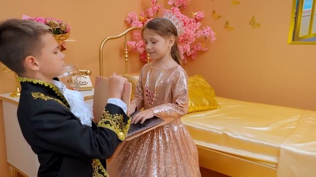 Five Kids Rich Vs Broke Vs Giga Rich Creative hotel and DIY Ideas смотреть онлайн