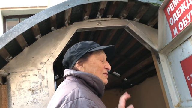 Пенсионеры отказываются от денег на улице! 😦 смотреть онлайн