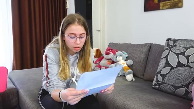 ПРОЙДИ КВЕСТ, чтобы получить Приз! Амелька не поделила Сюрпризы со своими Подружками! смотреть онлайн