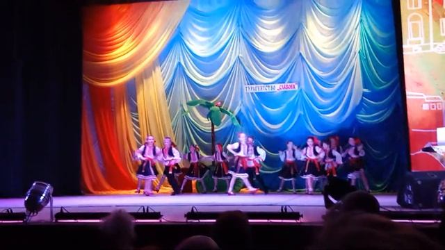 "Молдавский танец" в исполнении танцевального ансамбля "Конфетти". смотреть онлайн