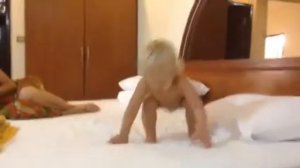 Настя прыгает на кровати