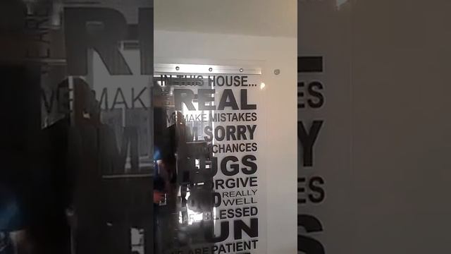 Стеклянная раздвижная дверь смотреть онлайн