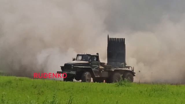 На этих кадрах реактивная артиллерия накрывает полным пакетом позиции ВСУ под Угледаром. смотреть онлайн