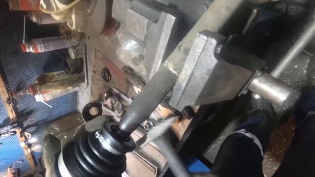 Renault. Logan. Замена внутреннего левого пыльника ШРУСа.